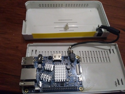 Вырезаем в корпусе свича отверсите для вывода USB и Ethernet